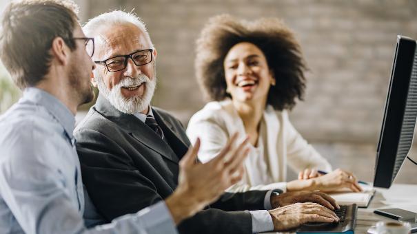 
		Altersdiverses Team im Büro
	